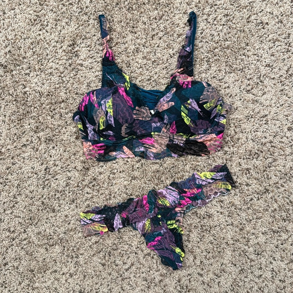 PINK Victoria’s Secret blue patterned lacey strappy front L push up bra & thongs